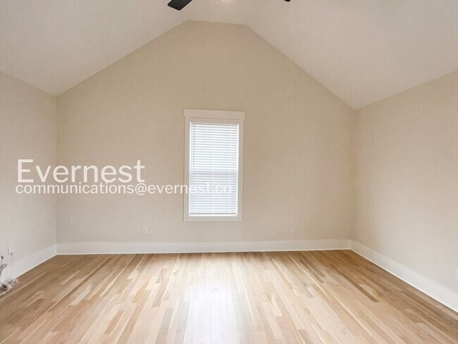Building Photo - 4 Bed/2.5 Bath Town Home with Garage / Pet-Friendly / Available Now!
