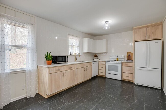 Building Photo - 514 Longview Dr