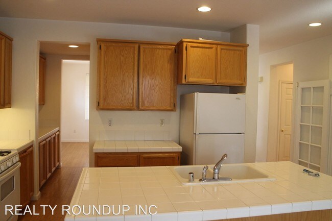 Building Photo - 4 br, 2.5 bath House - 9636 Glacier Creek Way