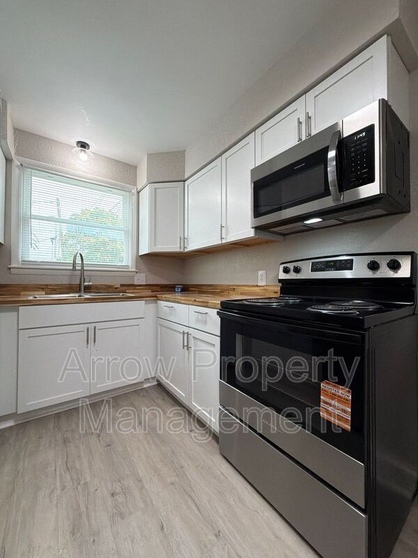 Building Photo - 704 N 26th St