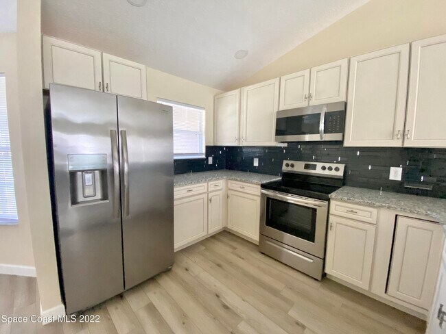 Building Photo - 2435 Palisades Dr SE