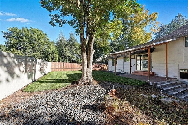 Building Photo - Gorgeous South Hill Home W/ $1000 Move in ...