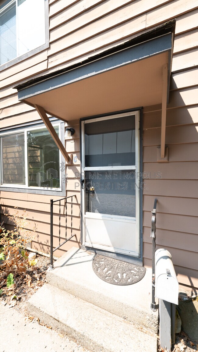 Building Photo - 7810 East Green Lake Dr N