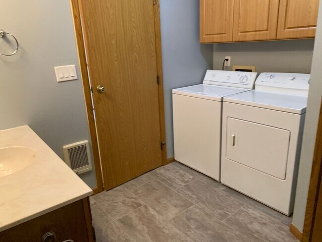 Building Photo - 4 Bed, 2 Bath Twinhome in South Fargo!