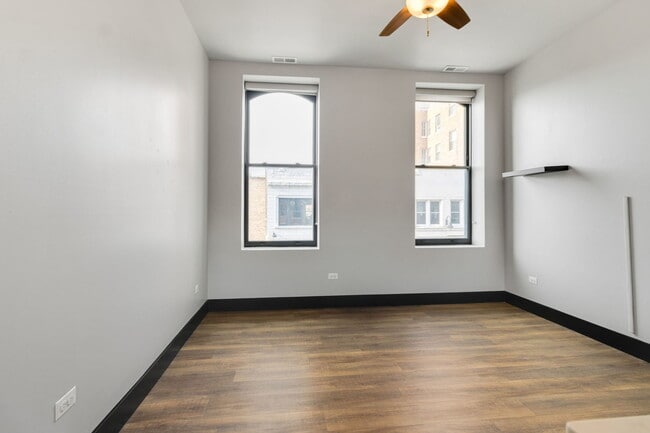 Building Photo - 6 E Downer Pl