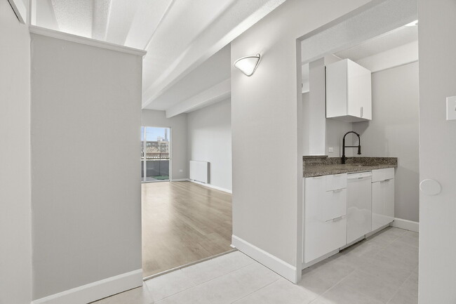 Building Photo - $1,545.94 - 1 Bed, 1 Bath Condo in the Heart of Denver!