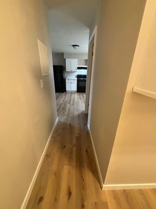 Building Photo - Newly Renovated 2 Bed 1 Bath Apt Move In Special!!