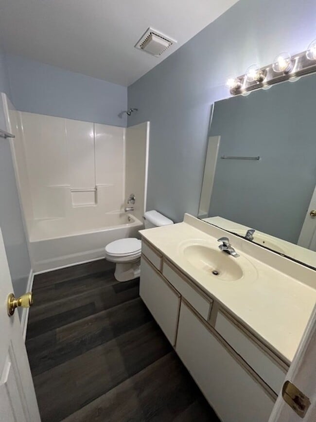 Building Photo - Comfortable and Convenient 3 Bedroom Townhome in Wilmington, NC