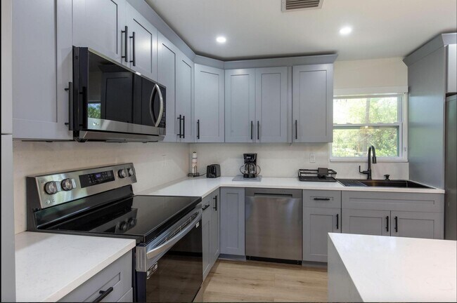 Building Photo - 16932 Aintree Dr W