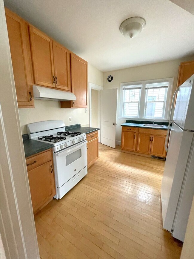 Building Photo - 903 Dewey Ave