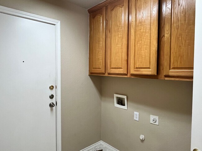 Building Photo - Beautifully Updated 4-Bedroom Home with Community Pool & Excellent Schools!
