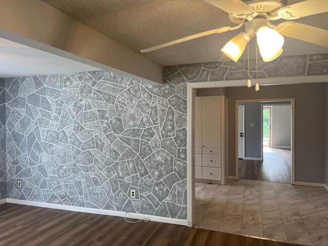 Building Photo - Updated Single Family Ranch Home with Fenc...
