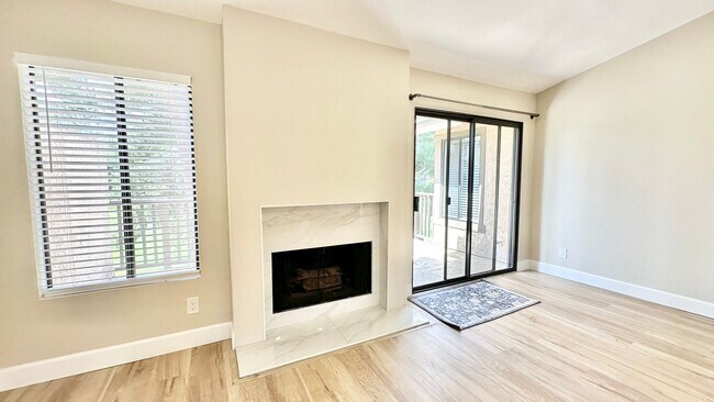 Building Photo - Fully Remodeled Upper Unit Condo in the De...