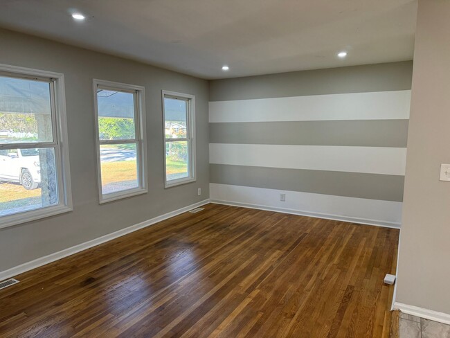 Building Photo - Beautifully Renovated 3-Bedroom Home with ...