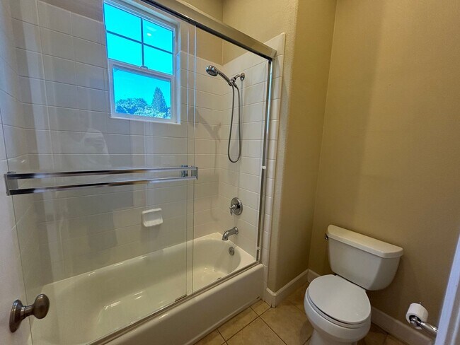 Building Photo - Luxurious and Spacious 5 Bedroom in Gilroy