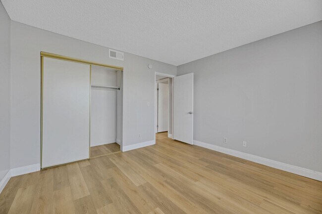 Building Photo - Renovated Downstairs 2 Bedroom Condo