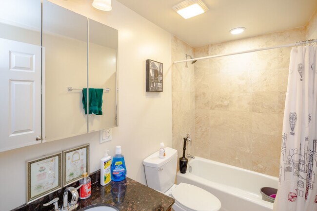 Building Photo - 6301 N Francisco Ave