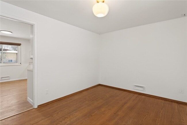 Building Photo - 14 Kingswood Dr