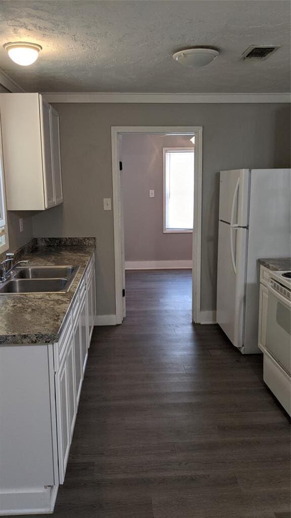 Building Photo - 204 3rd St