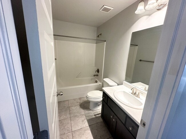 Building Photo - 4 Bedroom/3.5 Bathroom Lehi
