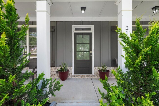 Building Photo - 2108 Charmond Dr