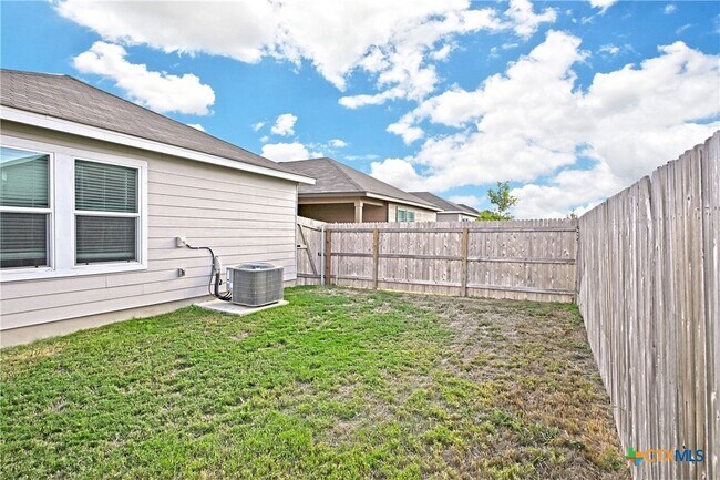 Building Photo - 512 Dakota Crk