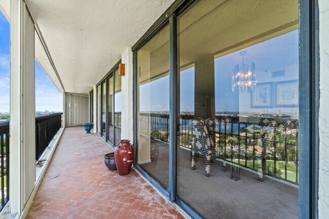 Building Photo - 1900 Consulate Pl