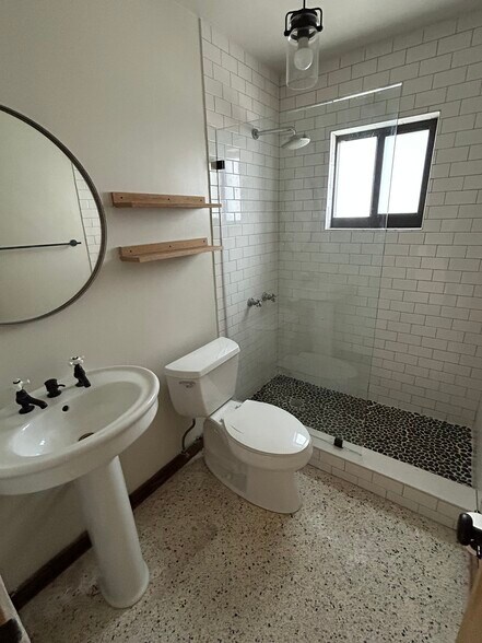 Building Photo - 910 SW 4th Ave