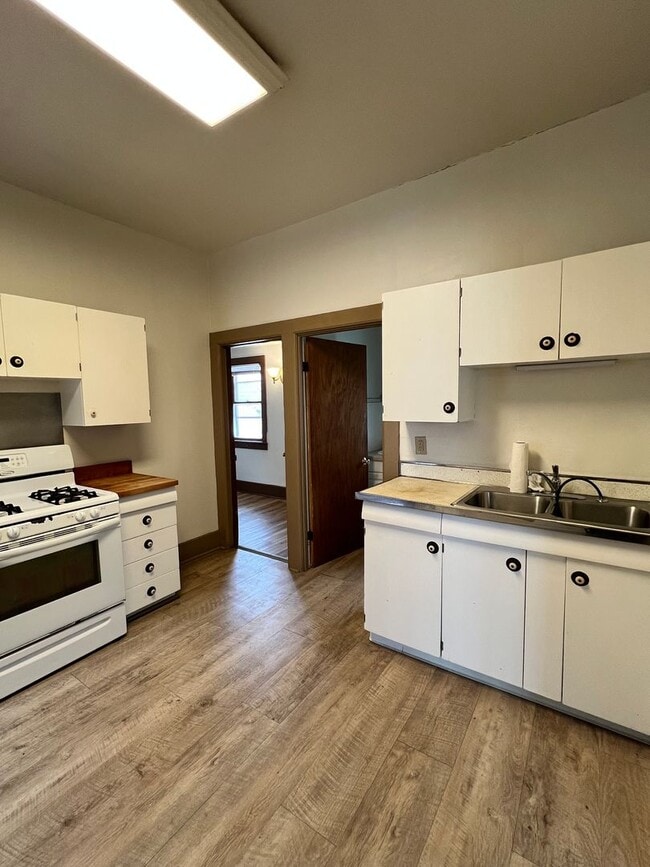 Building Photo - Spacious 2-Bedroom, 1-Bath Single Family House