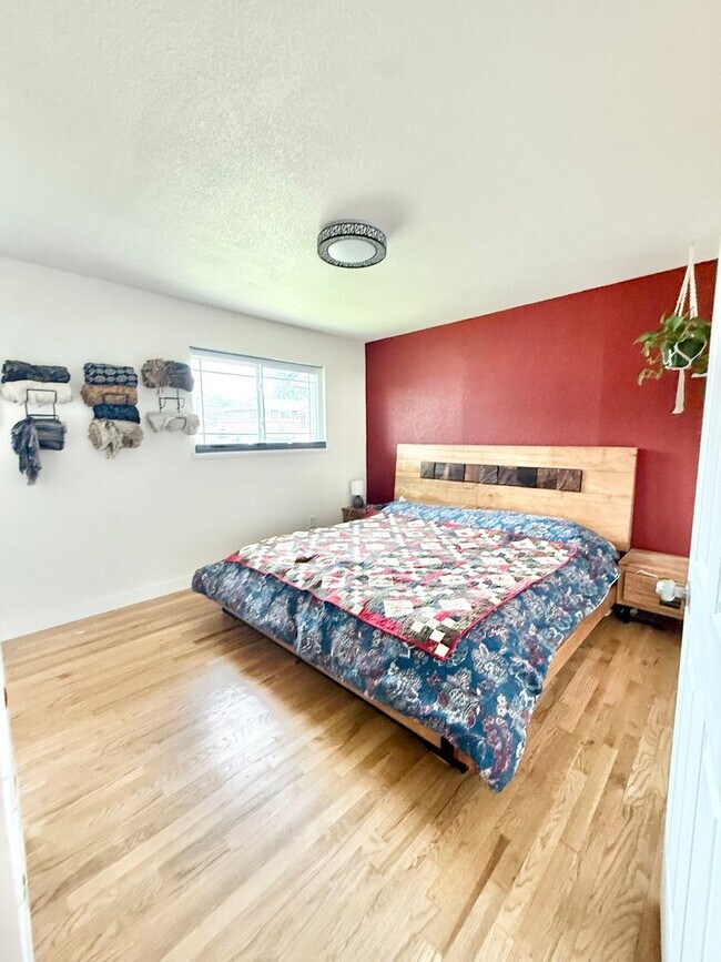 Building Photo - Renovated home on Yosemite for rent!