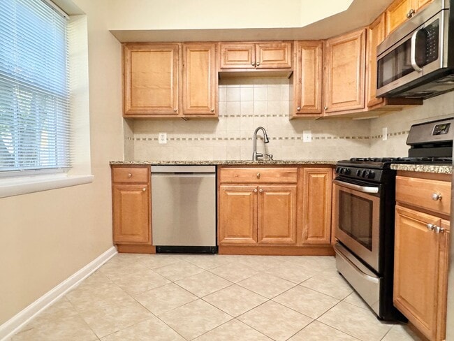 Building Photo - Beautifully updated 3BR/2.5BA townhome in Dale City!