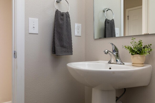 Building Photo - Stunning and spacious 4-bedroom, 2.5-bathroom rental property