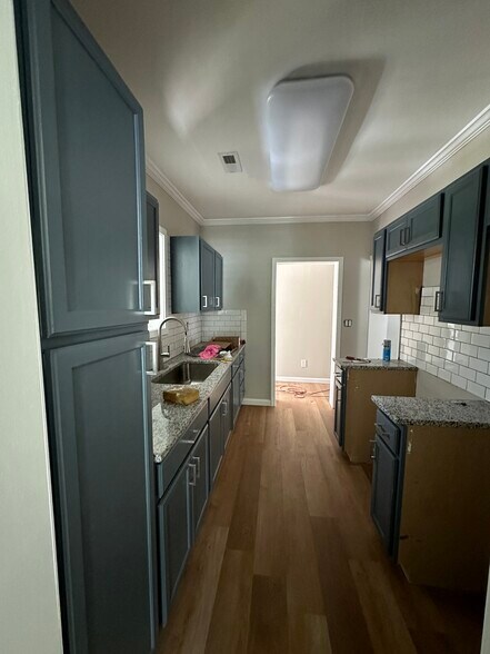 Building Photo - 530 Oakwood Ave
