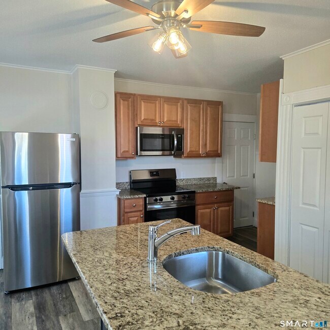 Building Photo - 27 Maple St