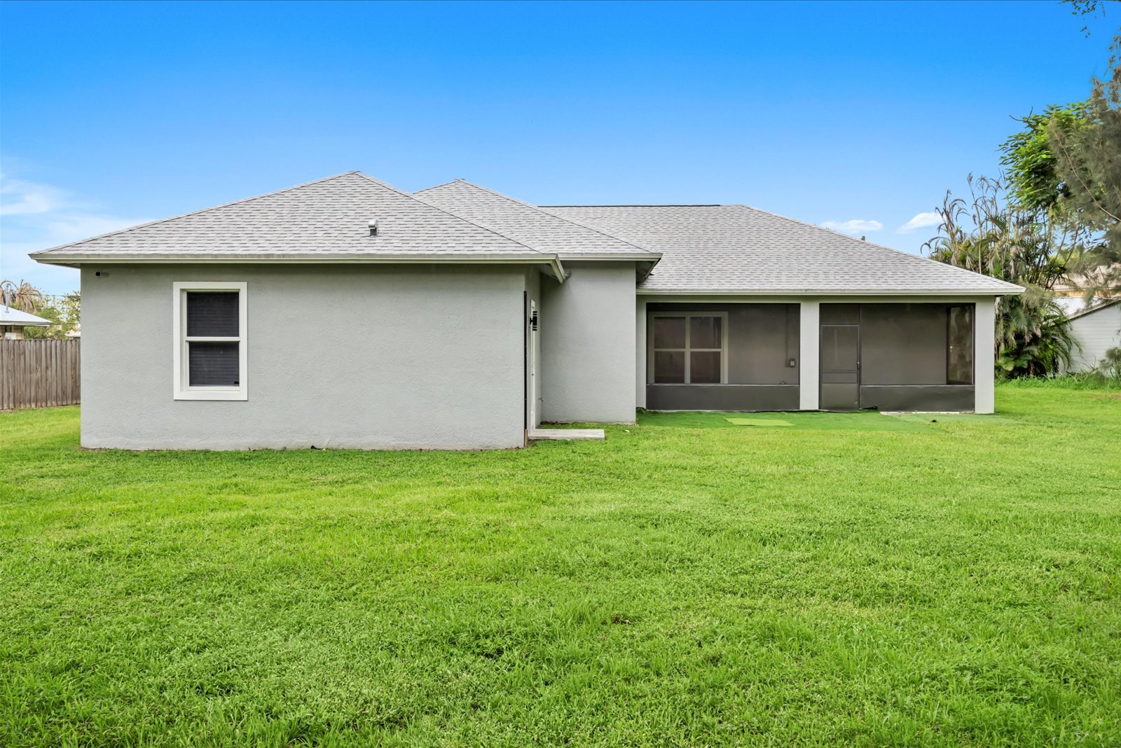 Building Photo - 419 SW Namoit Pl