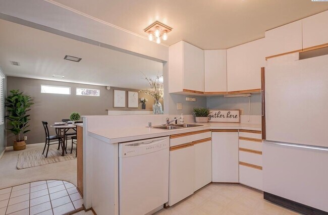 Building Photo - Charming 3-Bedroom Home
