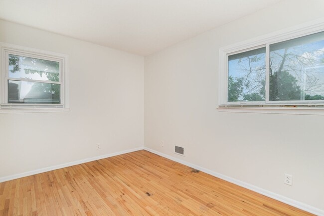 Building Photo - Spacious 5bed|2bath Home w/ Large Backyard...