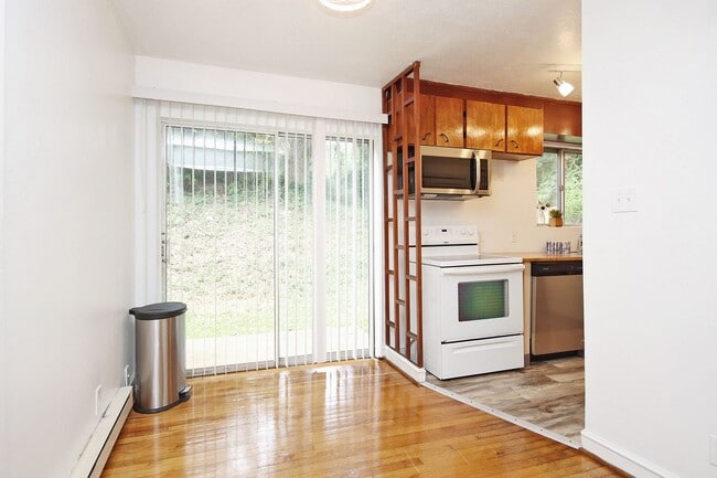 Building Photo - Dog-Friendly Duplex Near Shops at Stonefield