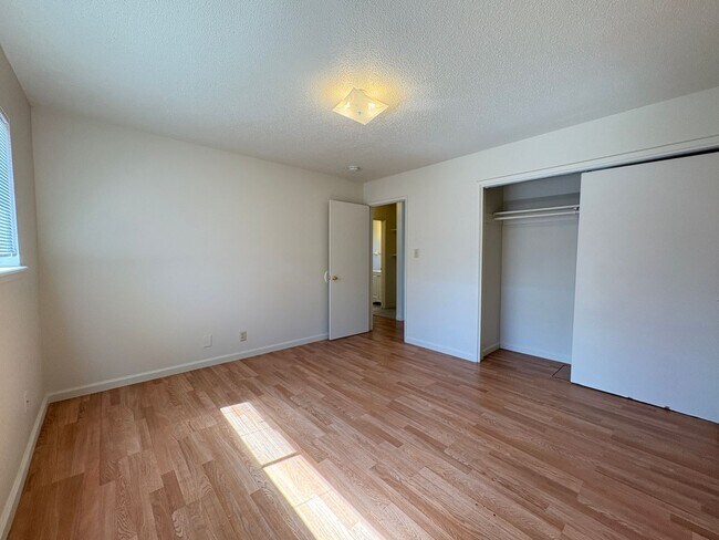 Building Photo - Charming Two Bedroom Unit