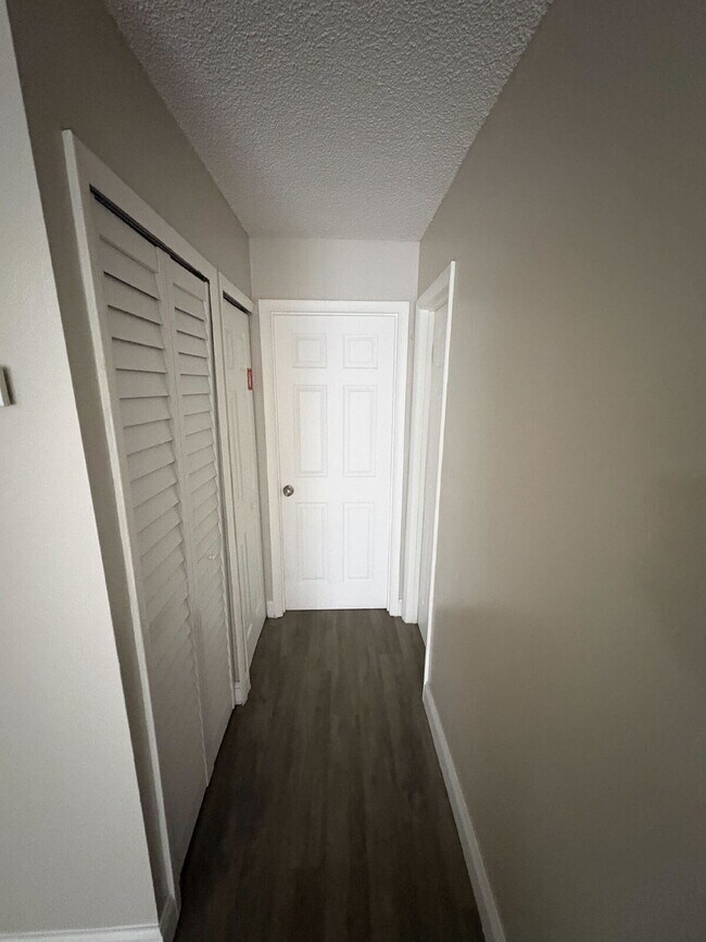 Building Photo - Stylish Remodeled 1BR Condo with Pool & Low HOA – Ideal Winter Park Investment