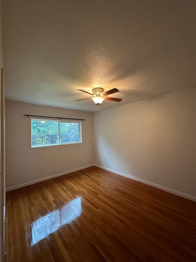 Building Photo - Updated & Charming 3 Bedroom Home with Fan...