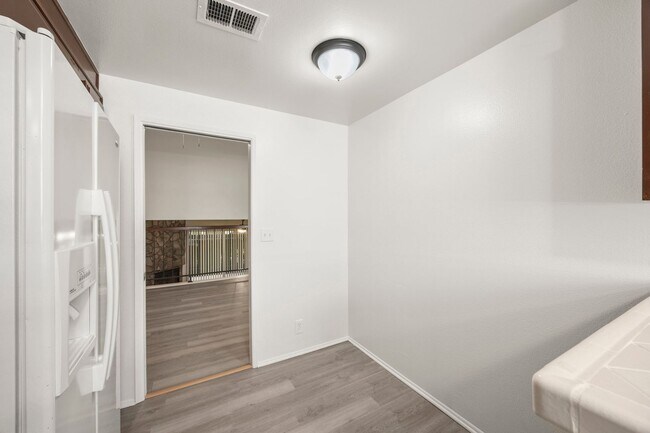 Building Photo - Spacious 2 Bedroom 2 Bathroom 3 Story Cond...