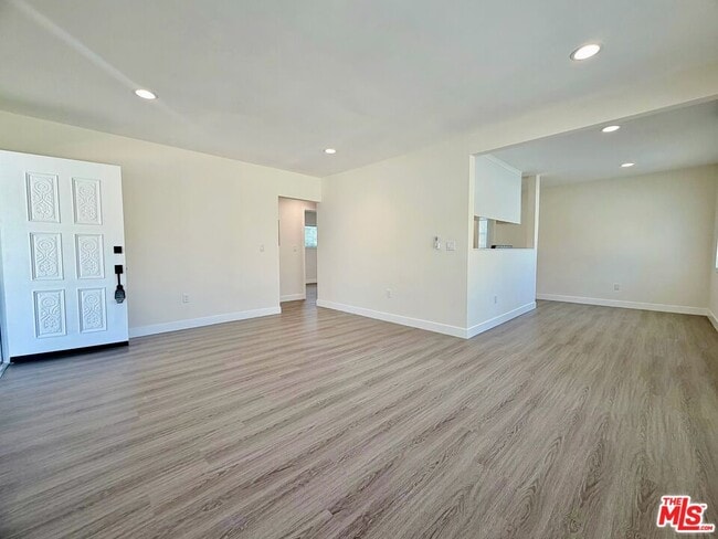 Building Photo - 410 E Cherry Ave