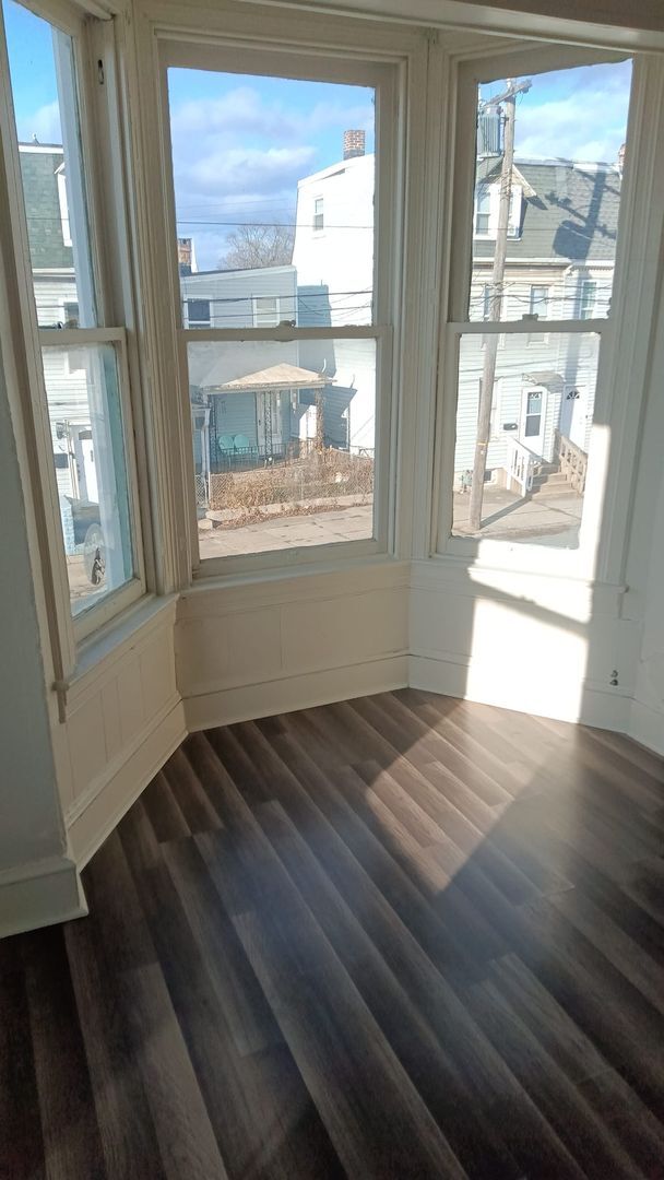 Building Photo - 648 E Princess St