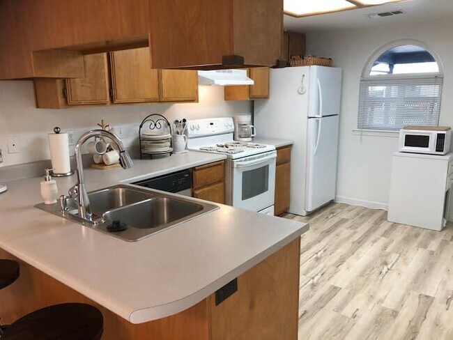 Building Photo - 525 Primrose Dr