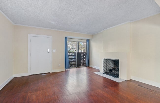 Building Photo - 929 N Croft Ave