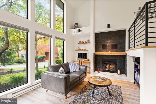 Building Photo - 2120 S Bay Ln