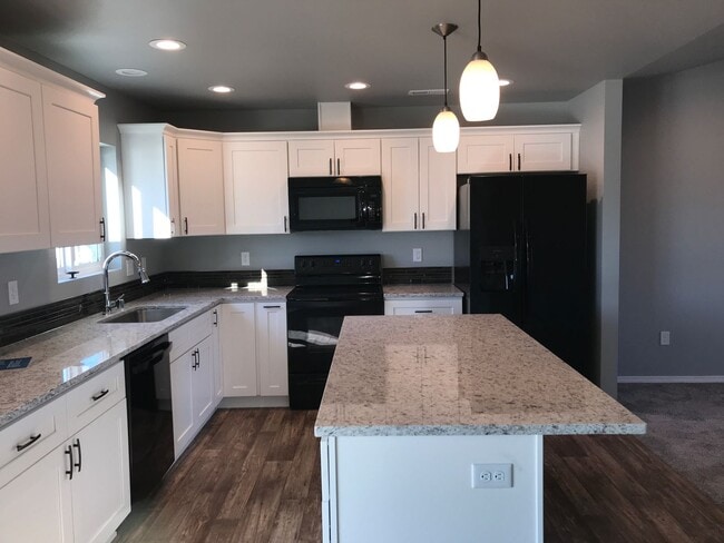 Building Photo - 2Story Home! 4 Beds, 2.5 Bath!