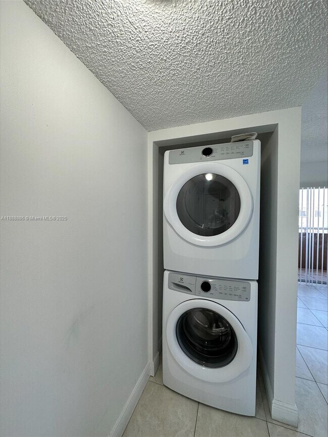 Building Photo - 6214 SW 131st Ct