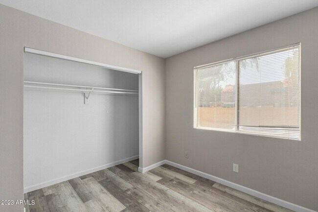 Building Photo - 653 W Guadalupe Rd